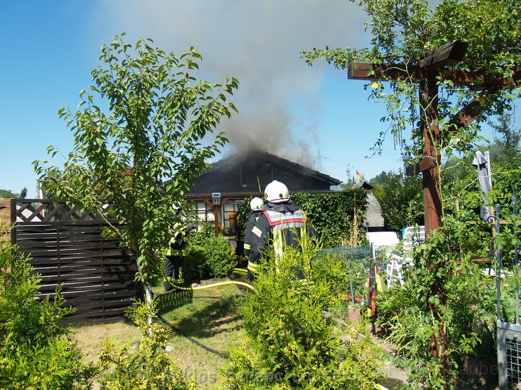 Gartenlaube in Vollbrand Koeln Poll Im Gremberger Waeldchen P101.JPG